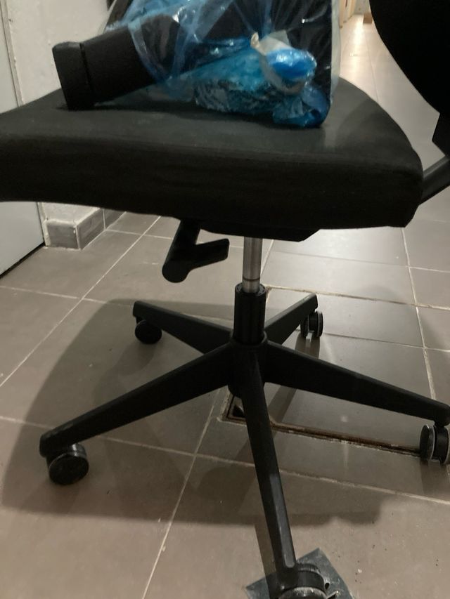 Silla de oficina ergonómica negra