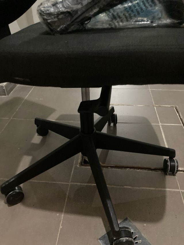 Silla de oficina ergonómica negra
