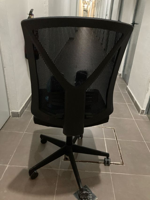 Silla de oficina ergonómica negra