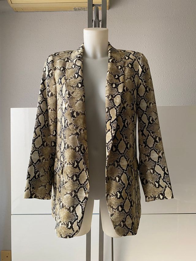 Blazer Zara efecto piel serpiente T. S