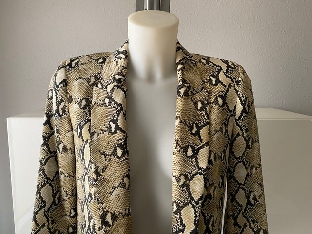 Blazer Zara efecto piel serpiente T. S