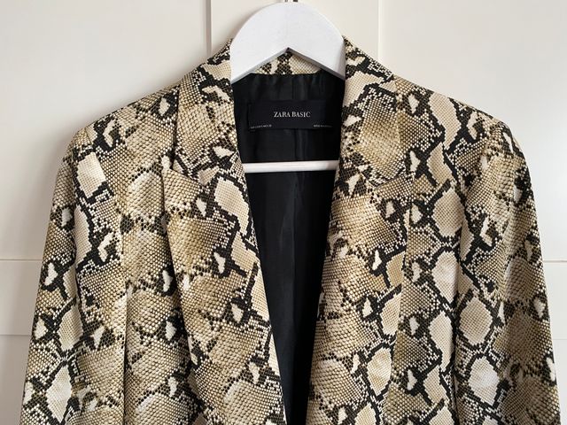 Blazer Zara efecto piel serpiente T. S
