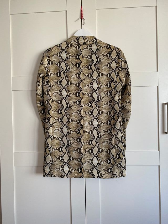 Blazer Zara efecto piel serpiente T. S