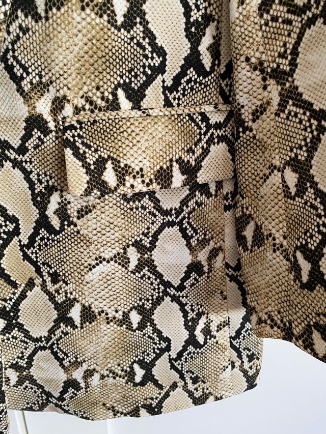 Blazer Zara efecto piel serpiente T. S