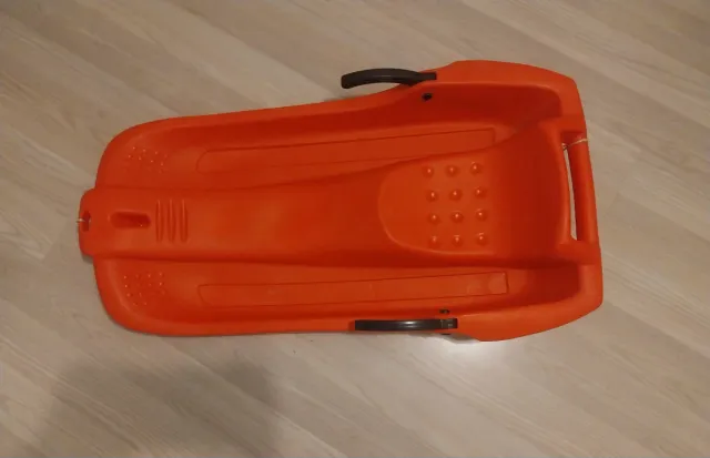 Trineo infantil rojo con freno