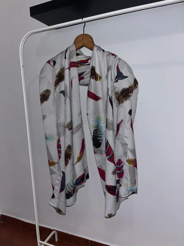 Pañuelo vintage estampado plumas
