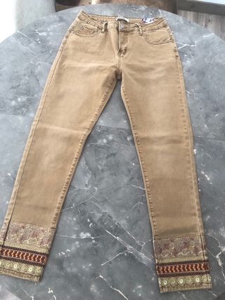 Pantalón mujer con bordado étnico