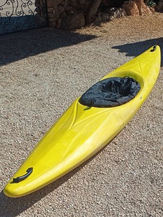 Kayak amarillo con pala de carbono