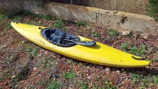 Kayak amarillo con pala de carbono