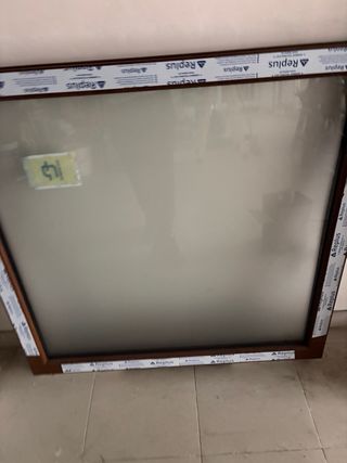 Ventana fija marrón nueva