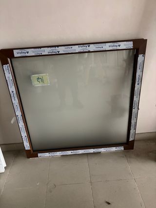 Ventana fija marrón nueva