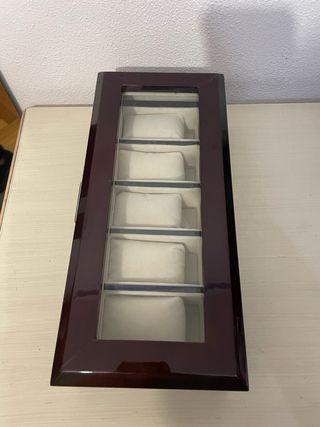 Joyero madera y terciopelo para relojes.