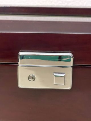 Joyero madera y terciopelo para relojes.