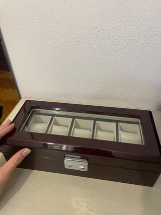 Joyero madera y terciopelo para relojes.