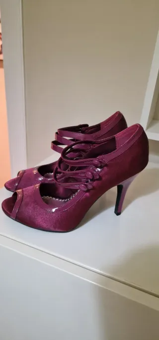 Zapatos morados de tacón