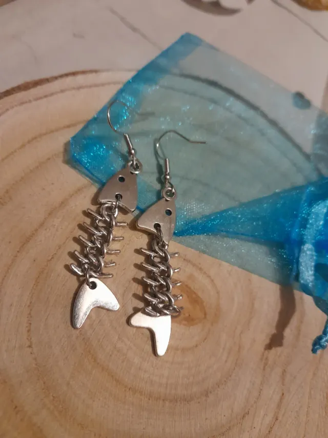 Pendientes raspa de pescado plateados