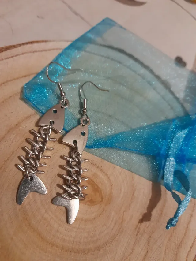 Pendientes raspa de pescado plateados