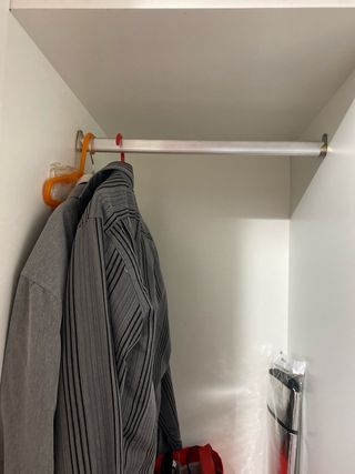 Armario blanco con tiradores azules y mesita blanc