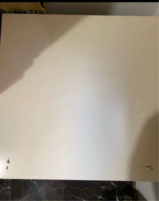 Armario blanco con tiradores azules y mesita blanc