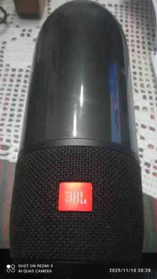 Altavoz JBL negro y rojo