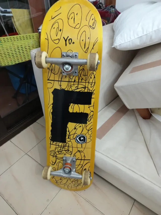 Patineta amarilla con diseño