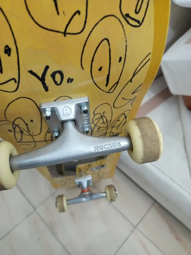 Patineta amarilla con diseño