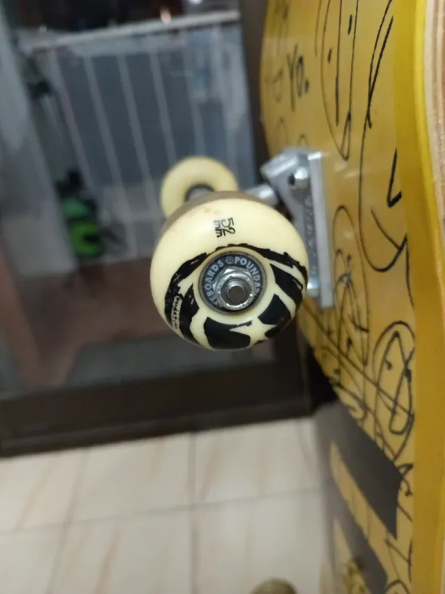 Patineta amarilla con diseño