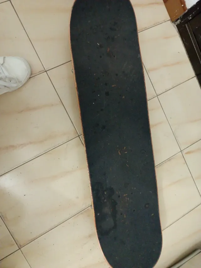 Patineta amarilla con diseño