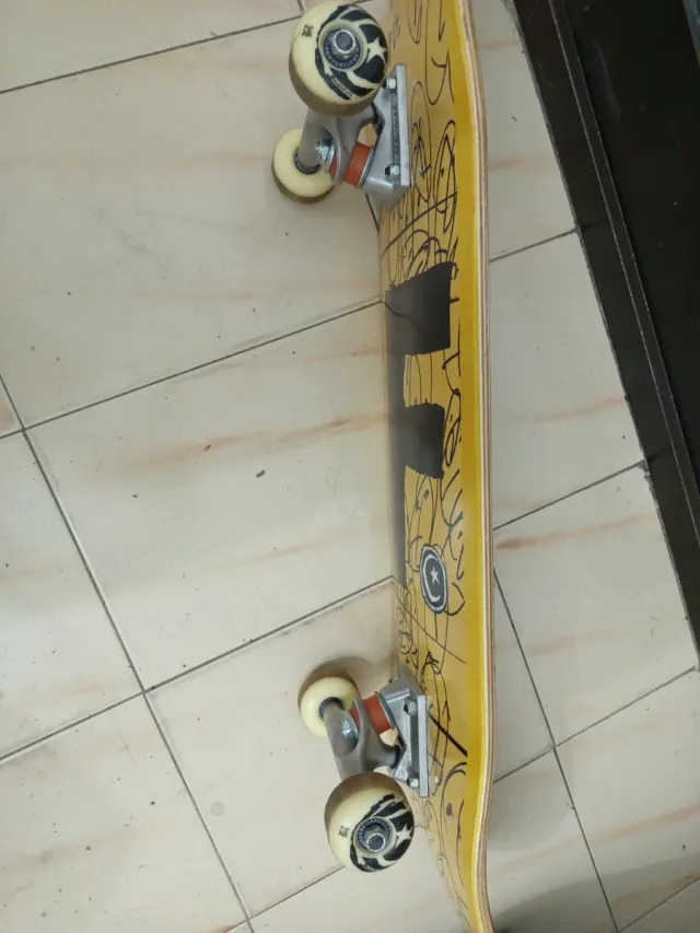 Patineta amarilla con diseño
