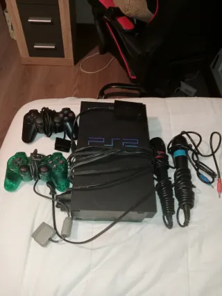 Consola PS2 con 2 mandos y 2 micrófonos