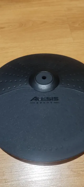 Platillo Alesis Nitro Max + mástil + abrazadera