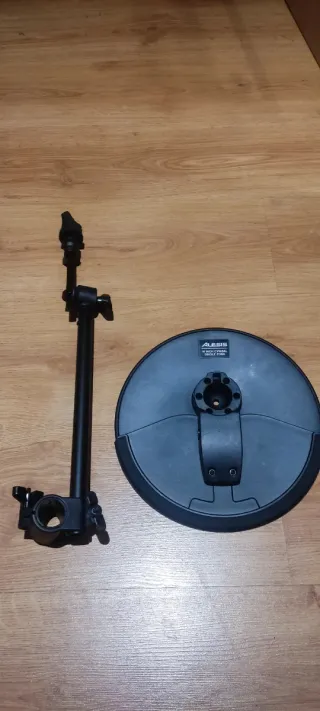 Platillo Alesis Nitro Max + mástil + abrazadera