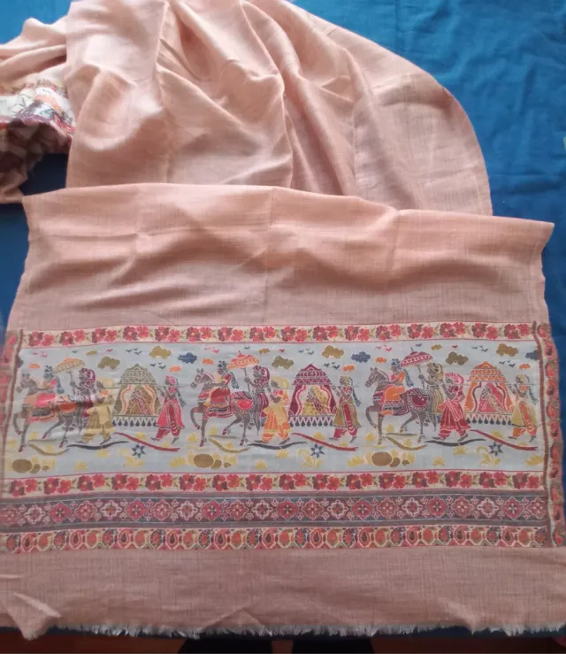 Foulard rosa con disegni