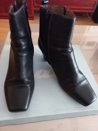 Botines negros de tacón cuadrado 6cm de altura.