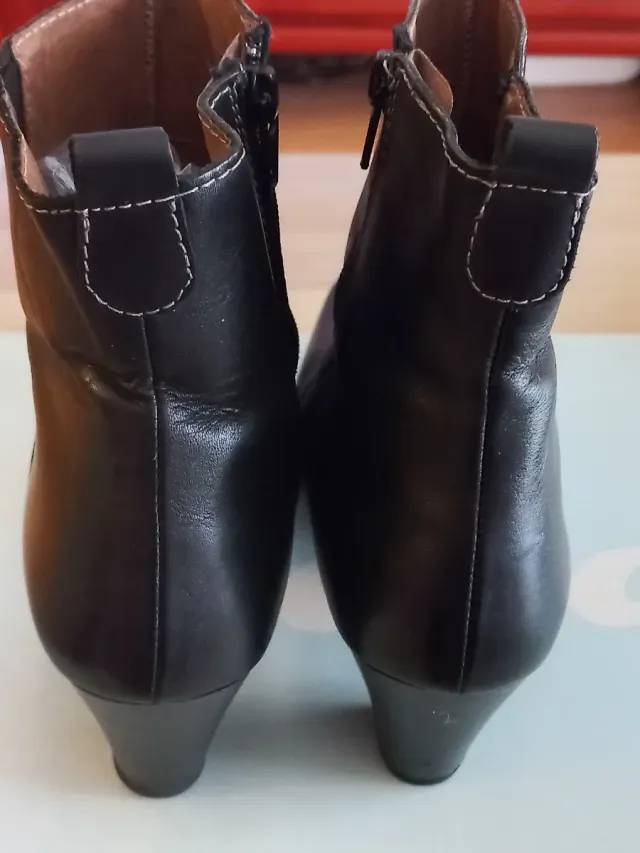 Botines negros de tacón cuadrado 6cm de altura.