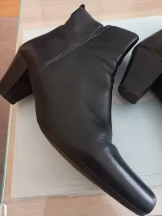 Botines negros de tacón cuadrado 6cm de altura.