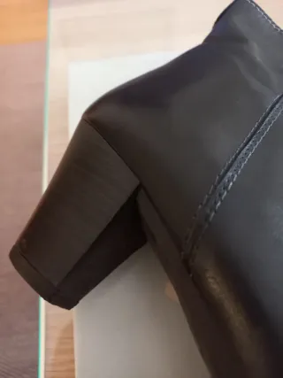 Botines negros de tacón cuadrado 6cm de altura.