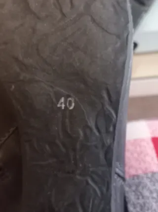 Botines negros de tacón cuadrado 6cm de altura.