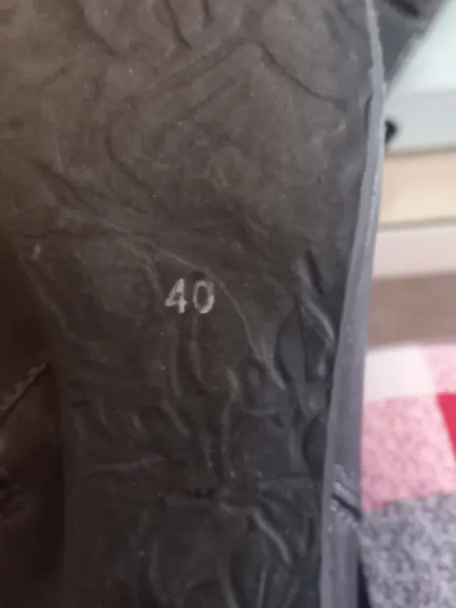 Botines negros de tacón cuadrado 6cm de altura.