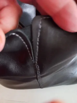 Botines negros de tacón cuadrado 6cm de altura.