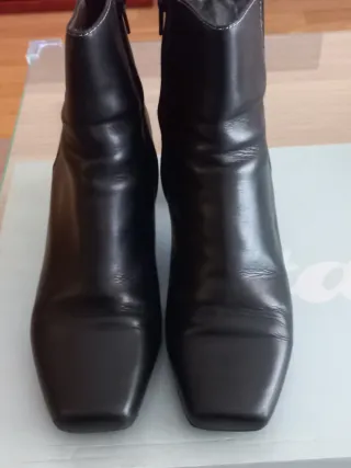 Botines negros de tacón cuadrado 6cm de altura.