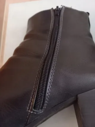 Botines negros de tacón cuadrado 6cm de altura.