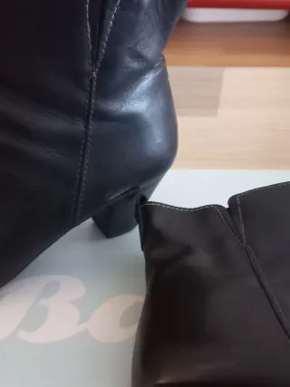 Botines negros de tacón cuadrado 6cm de altura.