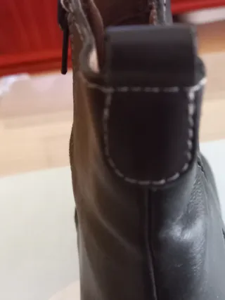 Botines negros de tacón cuadrado 6cm de altura.