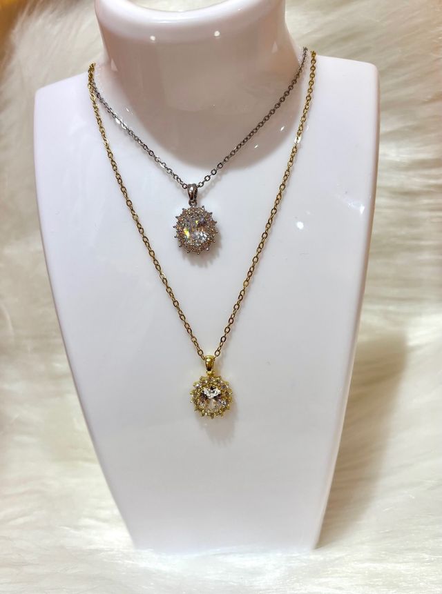 Colgante con circonitas alrededor acero plata/dora