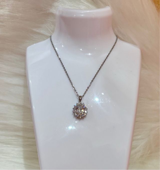 Colgante con circonitas alrededor acero plata/dora