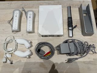 Nintendo Wii + 2 mandos, cables y accesorios