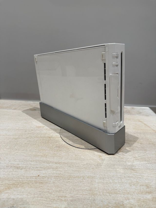 Nintendo Wii + 2 mandos, cables y accesorios