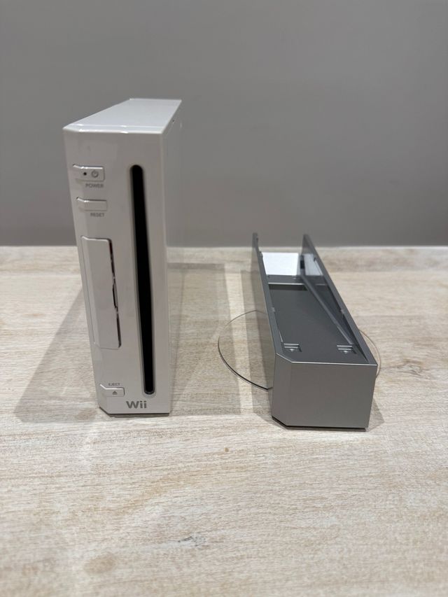 Nintendo Wii + 2 mandos, cables y accesorios