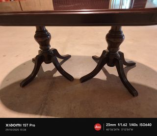 Mesa de comedor ovalada de madera